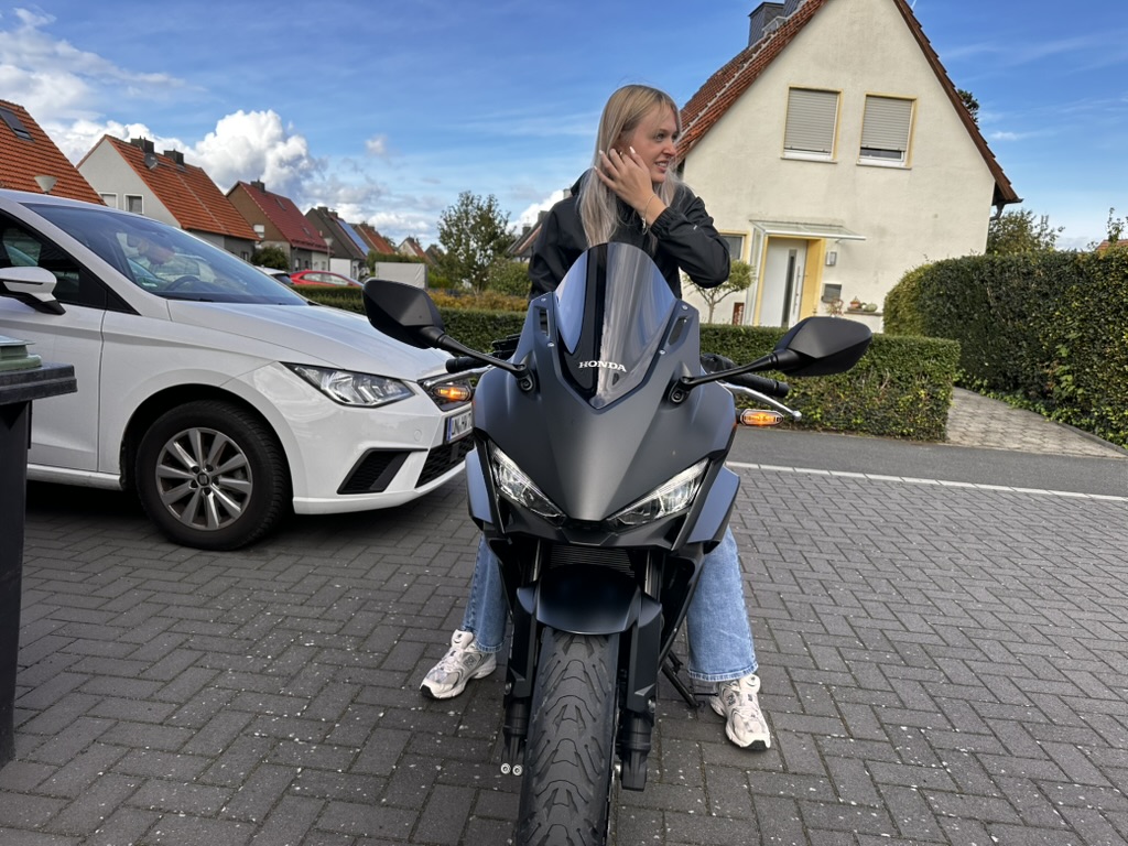 Emily auf der Honda