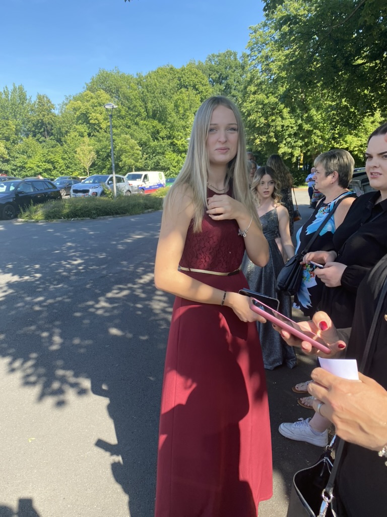 Emily im Kleid
